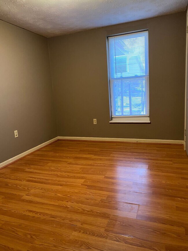 Building Photo - 3/4 bedroom 1 bath single family home in B...