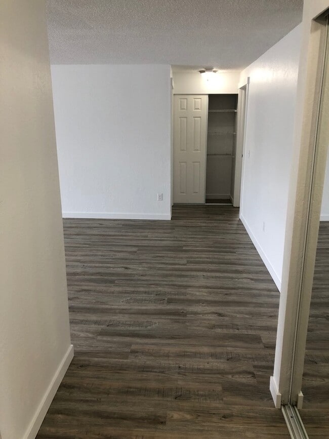 Building Photo - Spacious 3 Bedroom, 2 Bathroom Apartment w...