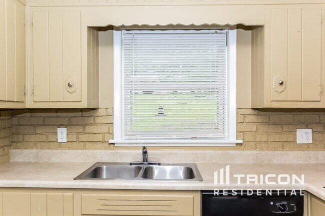 Foto del edificio - 3814 King Arthur Rd SW
