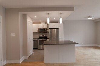 Building Photo - 4555 Av. Bonavista