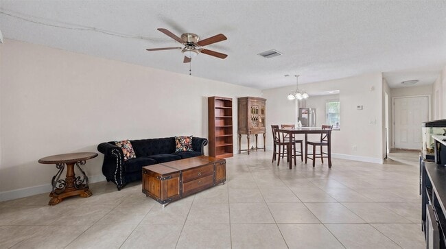 Building Photo - 1303 Lakeview Dr E