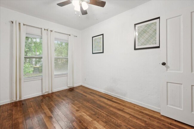Foto del edificio - Cozy duplex unit with fully fenced back yard.