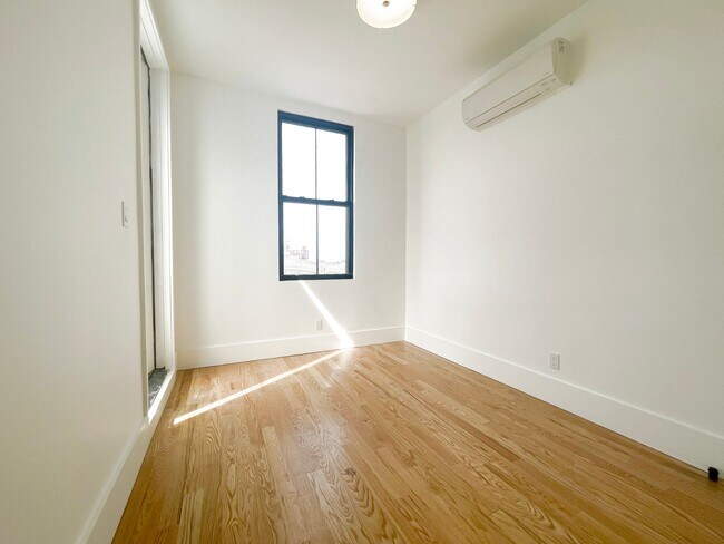 Building Photo - 1524 Saint Johns Pl