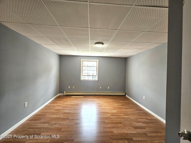 Foto del edificio - 112-114 N Valley Ave