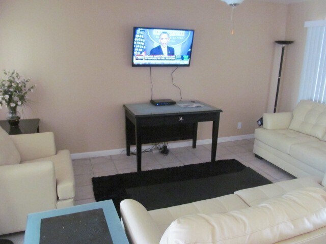 Building Photo - 2BR/2BA HOME W/ 2 CAR GARAGE AND COMMUNITY POOL