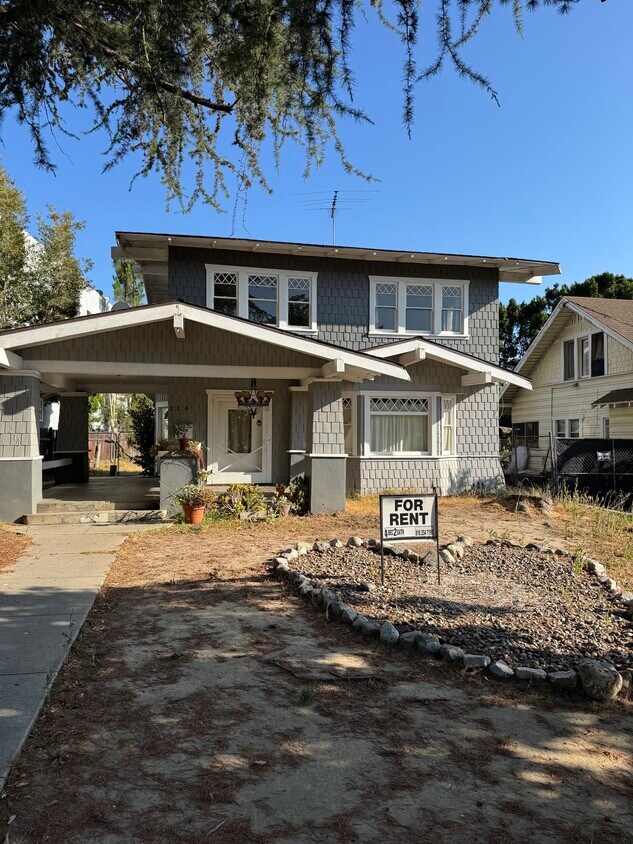 Foto principal - 214 W Chestnut St