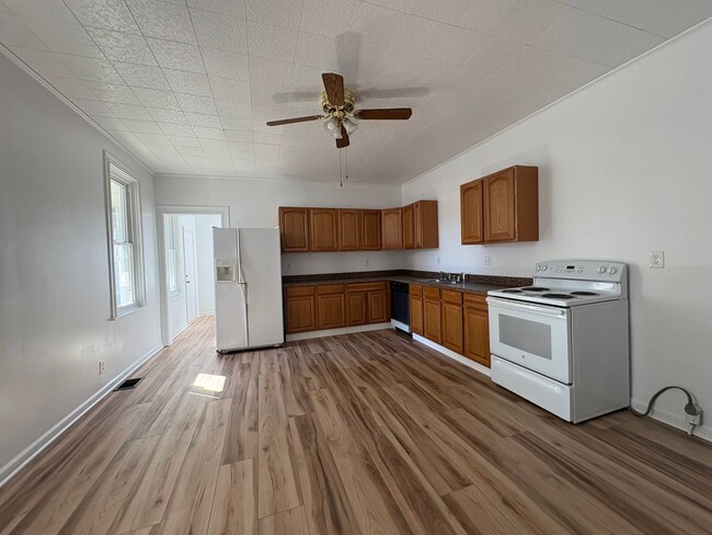Building Photo - Newly Renovated Huge 3 Bed/ 3 Bath in Charming Downtown Carlisle