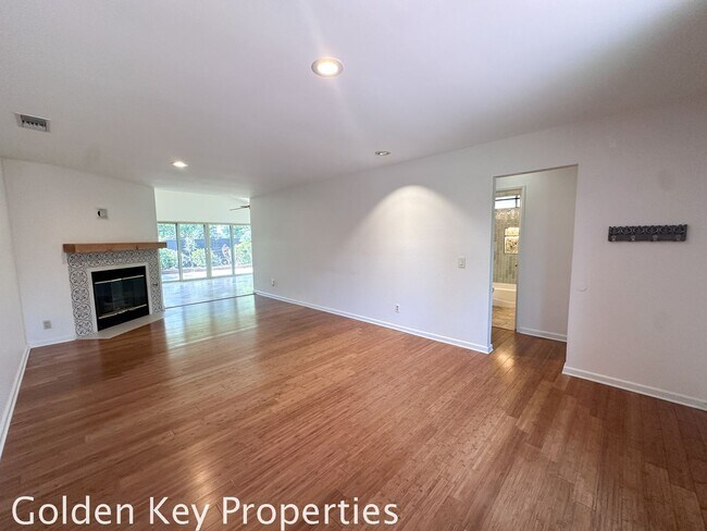 Foto del edificio - Remodeled single-level home in Peacock Hills (55+ Community)