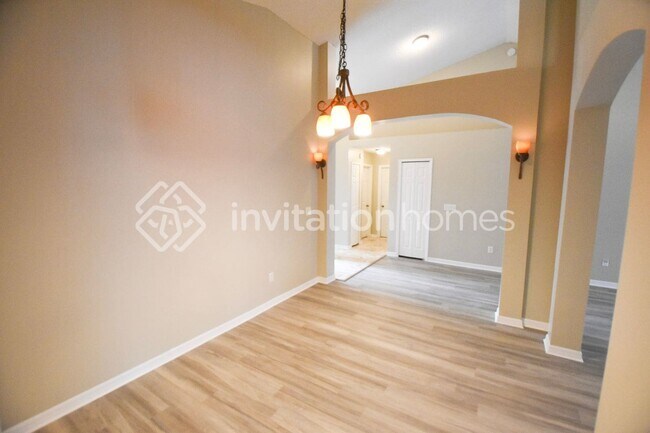 Building Photo - 8832 Mountain Lake Dr S