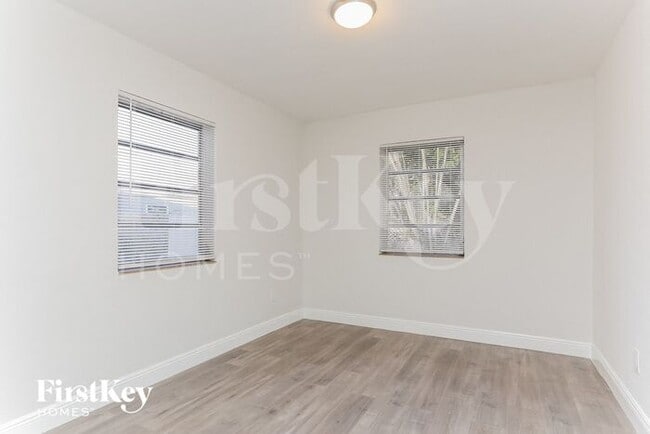 Building Photo - 1571 NE 44th St