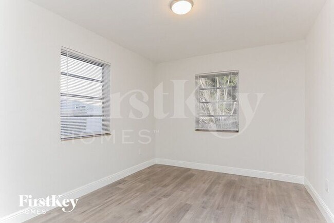 Foto del edificio - 1571 NE 44th St