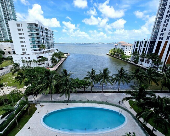 Foto del edificio - 460 NE 28th St