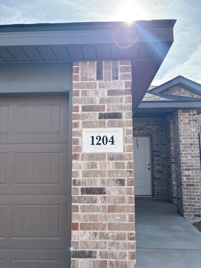 Building Photo - 1204 Cottonwood Ave