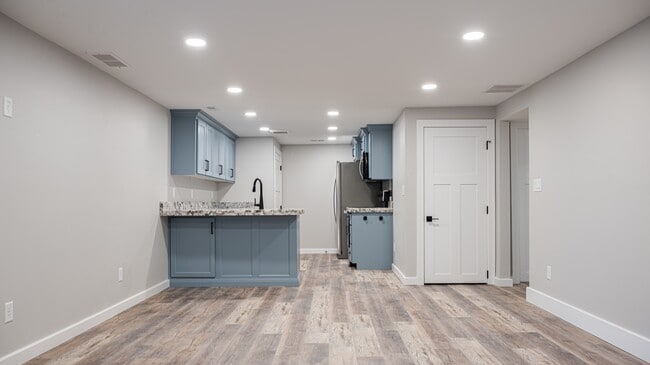 Building Photo - 3250 Midway Ave