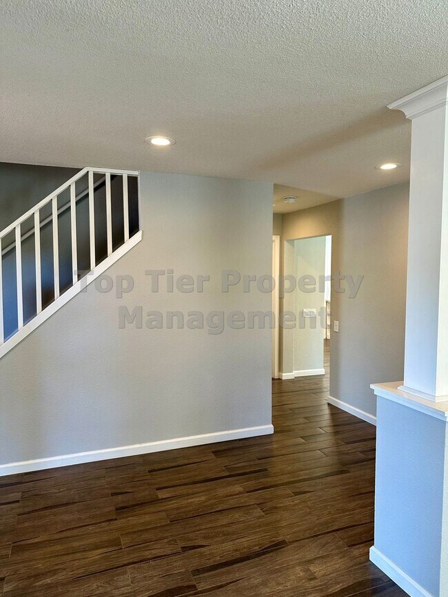 Foto del edificio - Beautiful and spacious 4 Bed/ 2.5 Bath/ 2,...