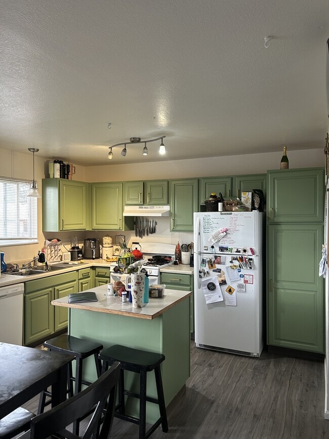 Building Photo - 678 Eagle Dr