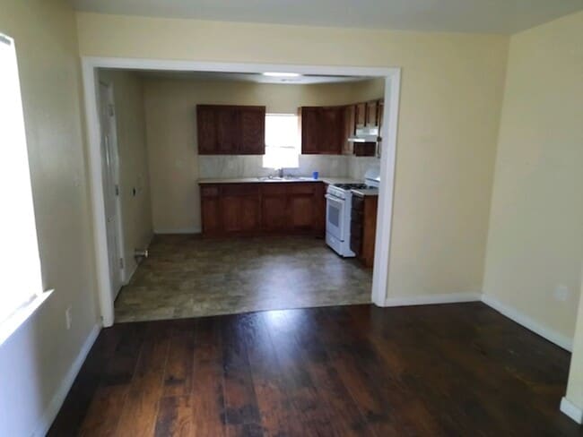 Building Photo - 3 Bedroom Home 2 bath