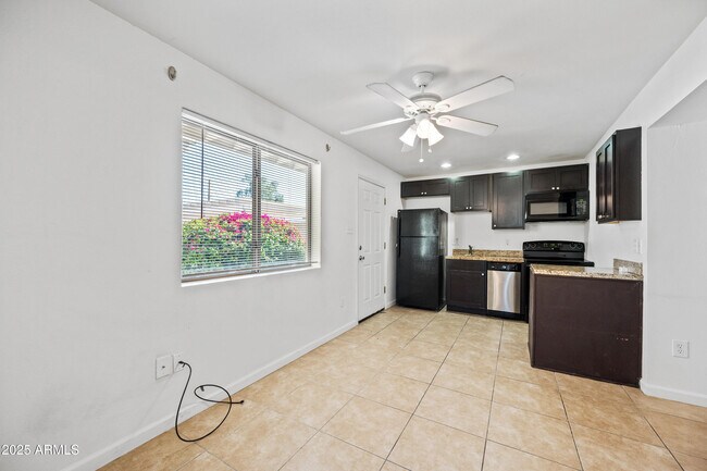 Foto del edificio - 3949 E Earll Dr