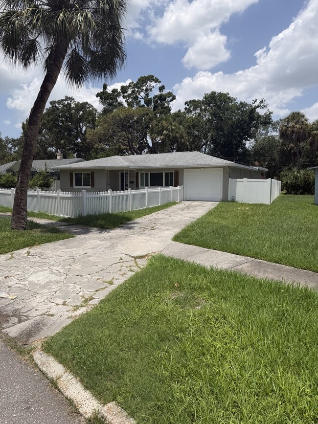 Building Photo - 923 Ivanhoe Way S