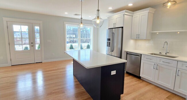 Cocina con amplia isla de trabajo - 603 Portsmouth Ave