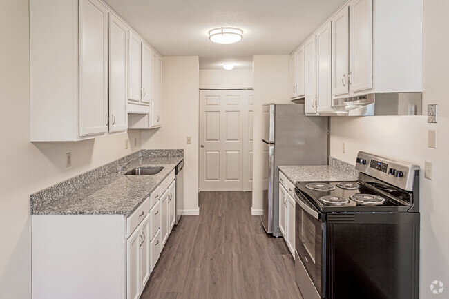 2BR, 1BA - 967 SF Renovated - Silver Oaks Court Apartments