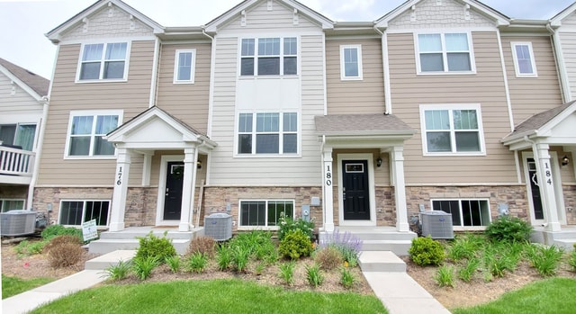 Primary Photo - 180 Goldenrod Dr
