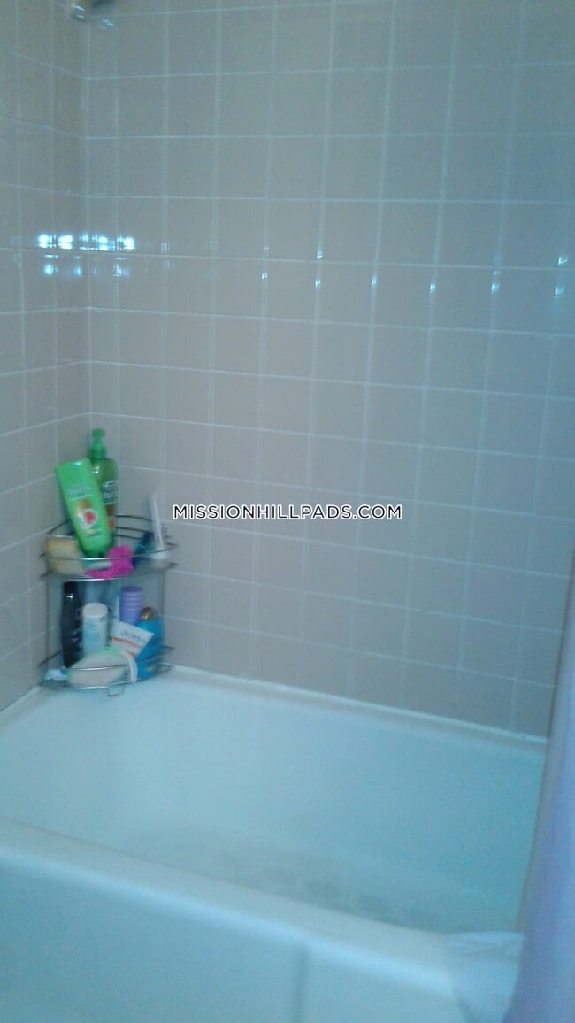 Building Photo - 40 Hillside St