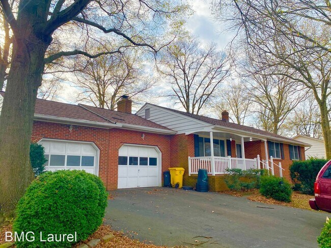 Building Photo - 3 br, 1.5 bath House - 7705 Pear Ave