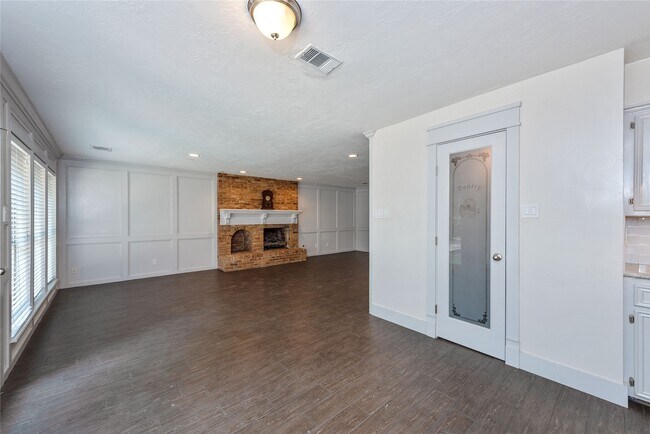 Building Photo - 2824 S Logrun Cir