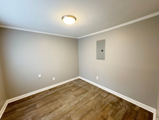 Foto del edificio - 2 Bedroom and 1 Bath Cottage with private parking and large back yard.