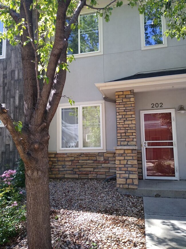 Foto del edificio - Beautiful and Spacious 3 Bedroom 2 Bath To...