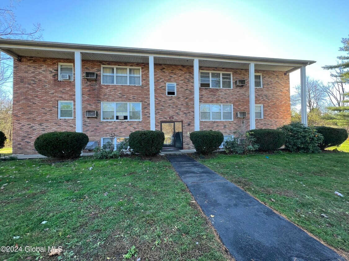 112121 Ashdown Rd Unit 11E, Burnt Hills, NY 12019 Room for Rent in