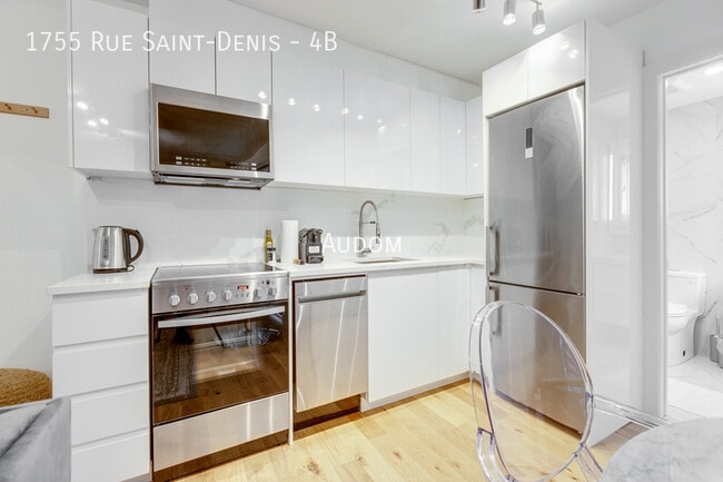 Building Photo - 1755 R. Saint-Denis