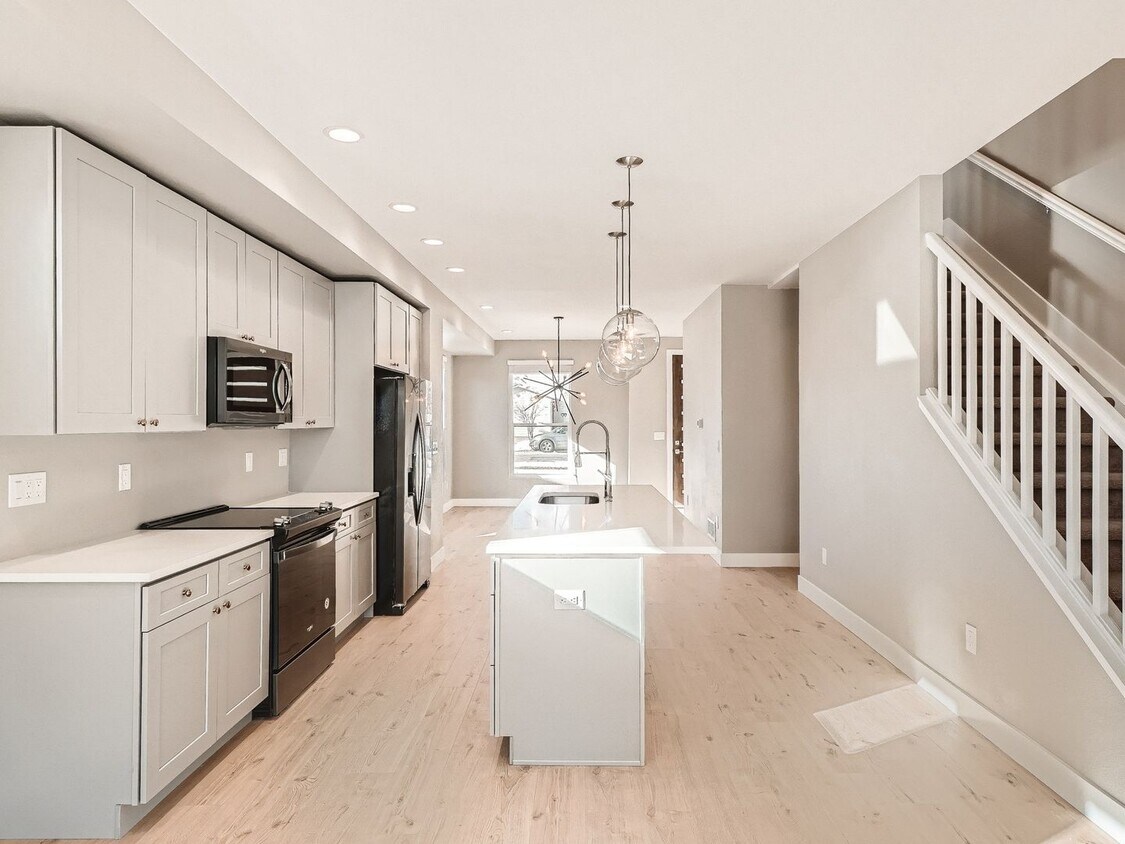 Primary Photo - 4 Bedroom 3.5 Bathrom half Duplex in the h...