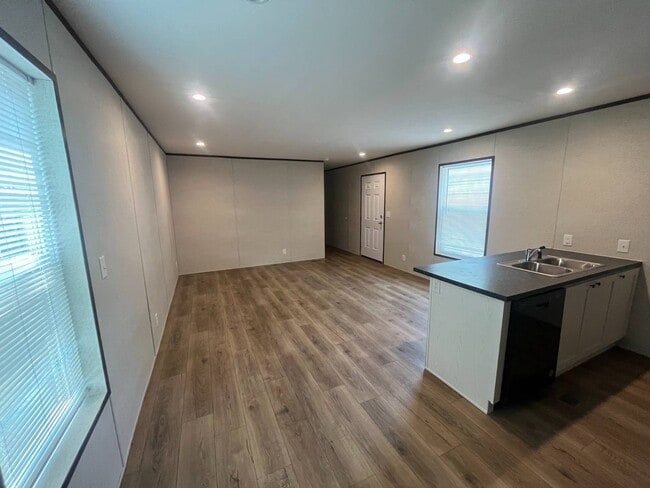 Foto del edificio - 1085 Spring Bay Rd