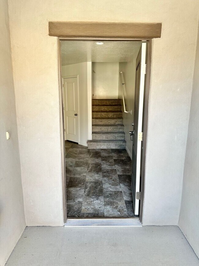 Foto del edificio - Great townhome in Little Valley Area. Pric...