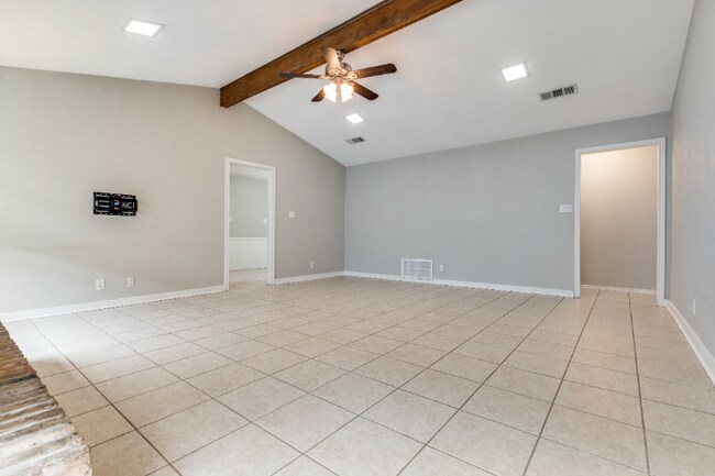 Building Photo - 2820 Clear Springs Dr