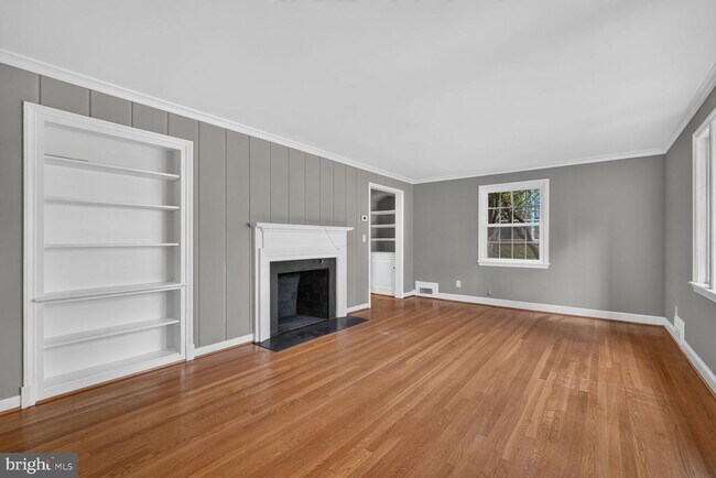 Foto del edificio - 7215 Rollingwood Dr