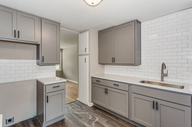 Building Photo - Three Bed for March move in!