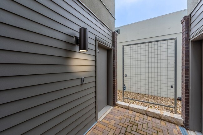 Building Photo - Beautiful South Lamar 2 bed 2 bath Condo!