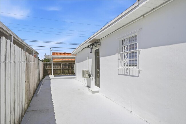 Building Photo - 6755 SW 27th St