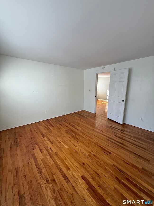 Foto del edificio - 151 Quaker Ln S