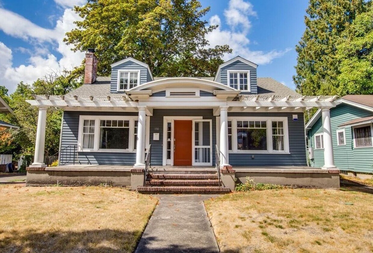 Primary Photo - Gorgeous Campus Home, 5 Large Sized Bedrooms