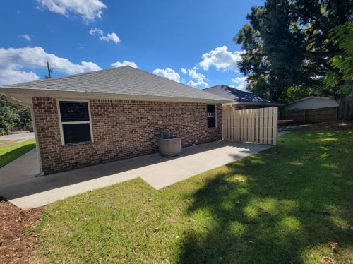 Building Photo - Charming 3 Bed, 2 Bath Home with Fireplace...