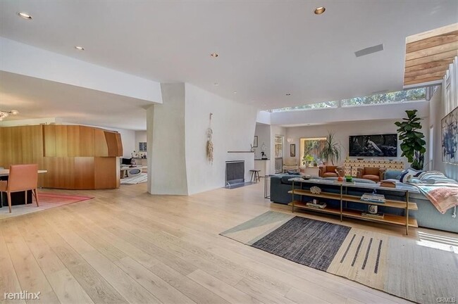 Building Photo - 5 br, 4 bath House - 4938 Calvin Ave