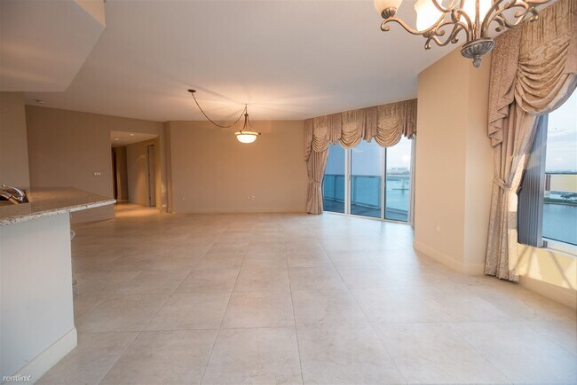 Building Photo - 231 Riverside Dr