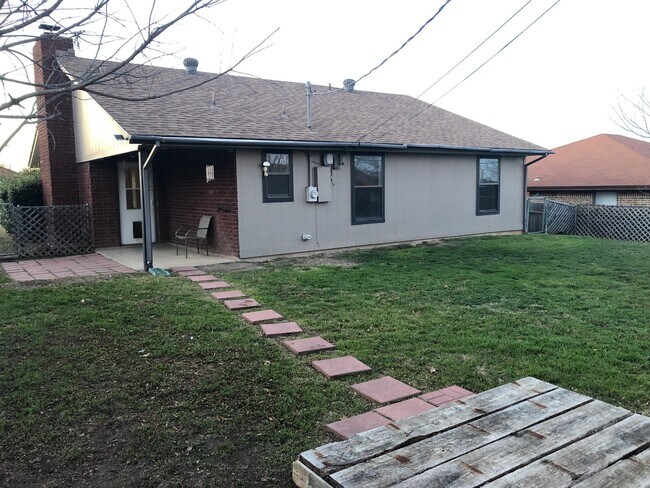 Building Photo - 310 Chestnut Dr