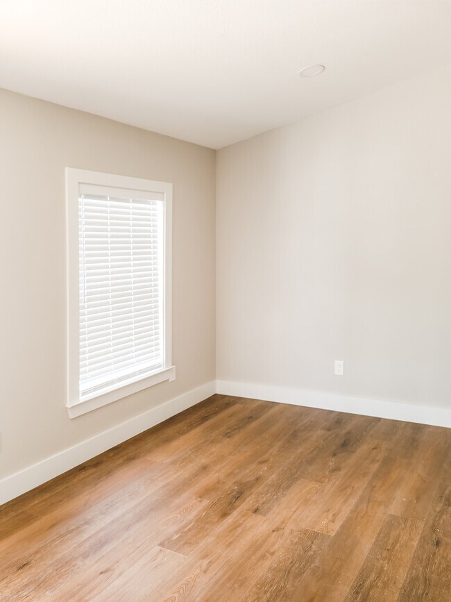 Habitación adicional en la parte delantera de la unidad, 13'5" x 8'8" - 1206 E carson