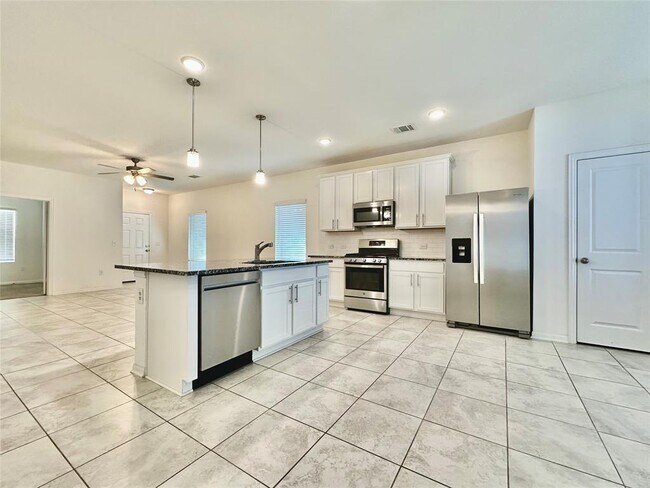 Foto del edificio - 105 Eagle Lake Dr