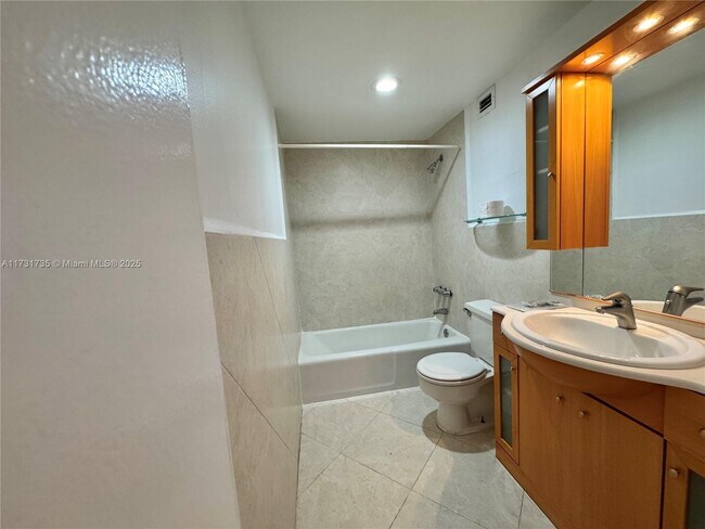 Building Photo - 400 Kings Point Dr